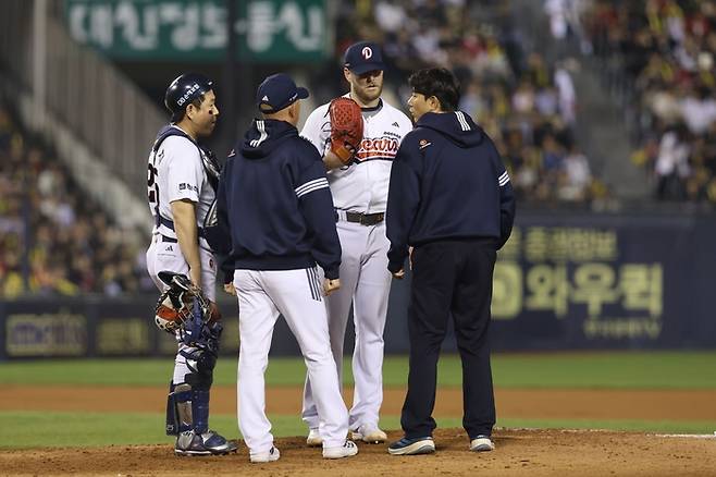 어빈은 11일 잠실 NC전 교체 과정에서 양의지와 박정배 투수코치에 불만을 표출했다. 사진 | 두산 베어스