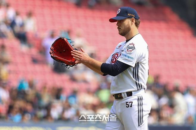 어빈은 11일 NC전 2.1이닝 8실점으로 크게 부진했다. 사진 | 두산 베어스
