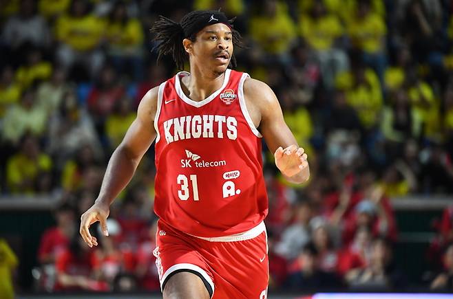 힉스가 13일 잠실학생체육관에서 열린 챔프전 5차전에서 전천 후 활약을 펼쳤다. 사진 | KBL