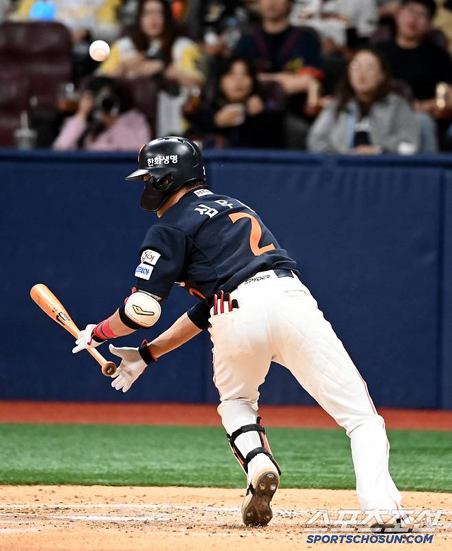 10일 고척스카이돔에서 열린 한화와 키움의 경기, 4회초 무사 1루 한화 심우준이 키움 손현기의 투구를 맞은 뒤 쓰러지고 있다. 고척=허상욱 기자wook@sportschosun.com/2025.05.10/