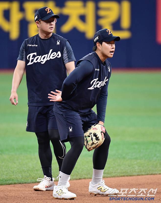 11일 고척돔에서 열리는 KBO리그 키움과 한화의 경기. 수비 훈련을 하고 있는 한화 이도윤, 이승현. 고척=송정헌 기자songs@sportschosun.com/2025.05.11/