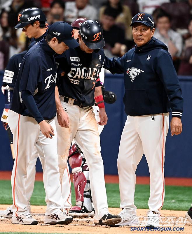 10일 고척스카이돔에서 열린 한화와 키움의 경기, 4회초 무사 1루 한화 심우준이 키움 손현기의 투구를 맞은 뒤 교체되고 있다. 고척=허상욱 기자wook@sportschosun.com/2025.05.10/