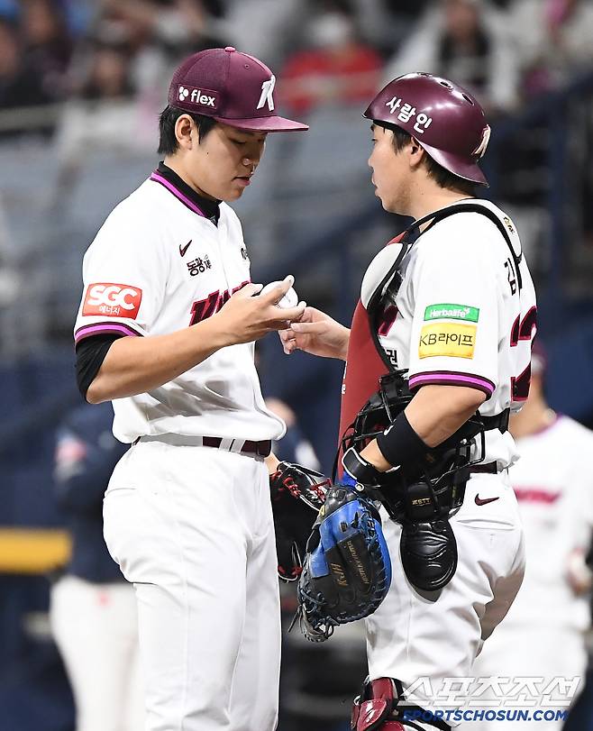 29일 서울 고척스카이돔에서 열린 롯데-키움전. 6회초 김윤하가 연속 안타로 실점 위기를 맞자 김재현 포수가 올라가 대화하고 있다. 고척=정재근 기자 cjg@sportschosun.com/2025.4.29/