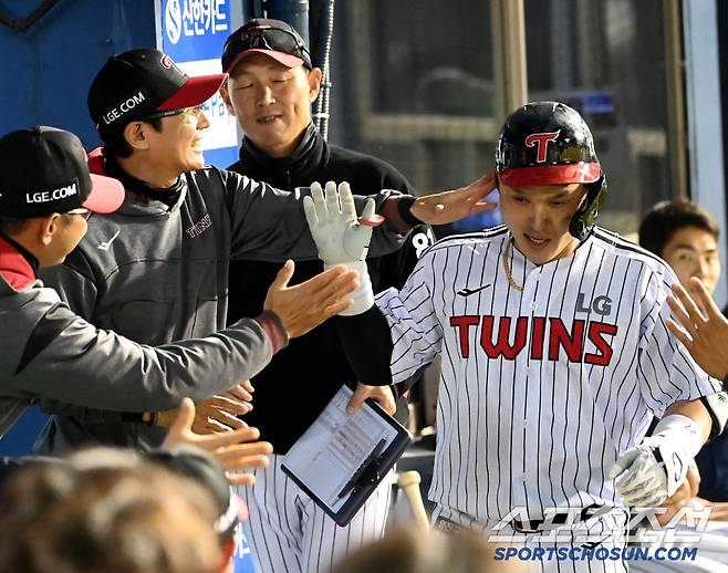 22일 잠실야구장에서 열린 NC와 LG의 경기, 9회말 LG 박동원이 동점 솔로홈런을 치고 기쁨을 나누고 있다. 잠실=허상욱 기자wook@sportschosun.com/2025.04.22/