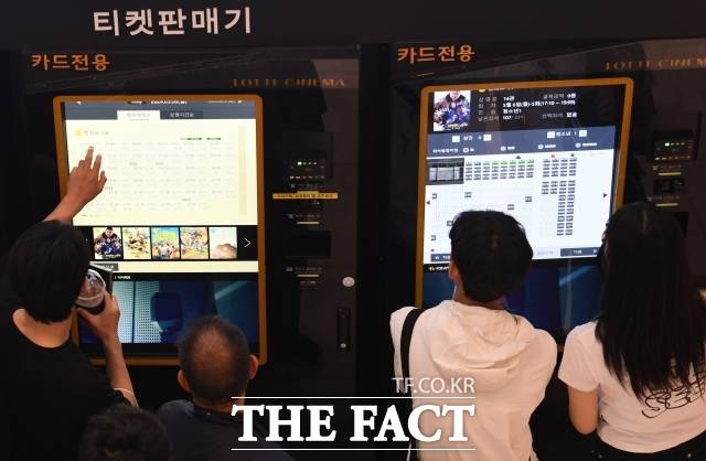 국내 극장 관람객 수가 줄어들면서 영화관 3사가 실적에 허덕이고 있다는 평가도 나온다. /더팩트 DB