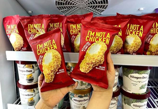 BGF리테일이 운영하는 편의점 CU가 미국 전역에서 SNS 열풍이 불었던 '치킨 아이스크림'을 출시했다고 13일 밝혔다. BGF리테일 제공.