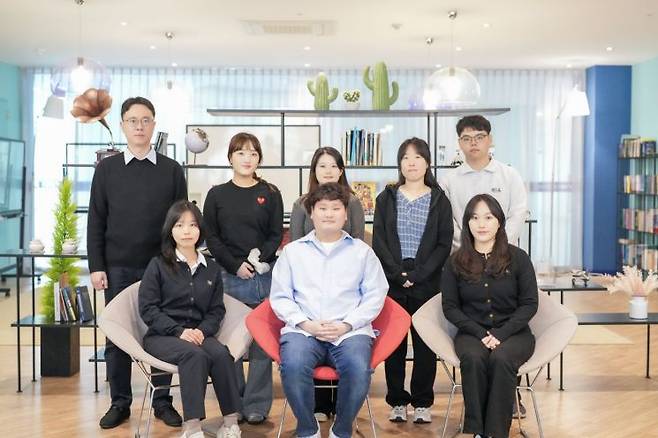 연구진, 최장현 교수(좌측 상단), 박기은 연구원(좌측 하단,제1저자), 이요한 박사(하단 중앙, 제1저자). UNIST 제공