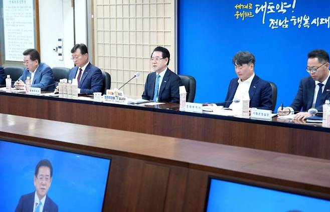 김영록 전라남도지사가 13일 오전 도청 서재필실에서 실국장 정책회의를 주재하고 있다. 전남도 제공