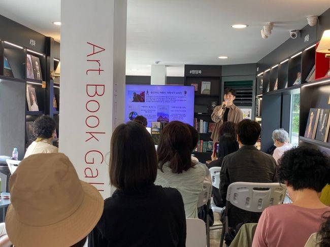 전주시가 13일 첫마중길여행자도서관에서 여행전문기자이자 작가로 활동중인 유의민 여행작가를 초청해 '지금 바로 세계여행' 강연을 진행했다.전주시 제공