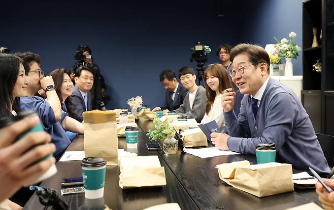 이재명 더불어민주당 대선 후보가 12일 경기 성남 판교에서 IT 기업 근무 개발자들과 이야기를 나누고 있다./남강호 기자