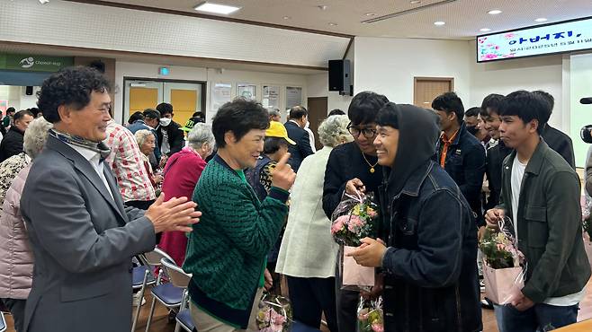 지난 11일 오전 경기 광주시 초월읍행정복지센터, 초월읍 거주 외국인 청년들이 초월읍 거주 어르신들에게 카네이션을 전달하고 있다./최하연 기자