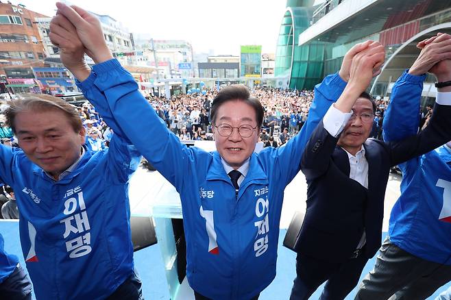 이재명 더불어민주당 대통령 후보가 대표적 험지인 대구·경북(TK) 지역 유세에 돌입한 13일 오전 경북 구미역 광장에서 권오을 국민대통합위원장 등과 인사하고 있다. /뉴스1