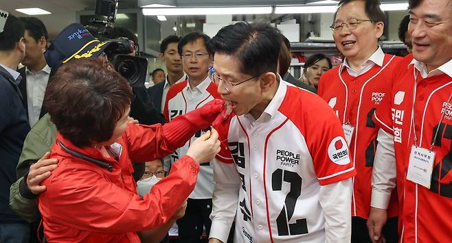 김문수 국민의힘 대선 후보가 13일 부산 자갈치 시장에서 유세를 펼치고 있다. /남강호 기자