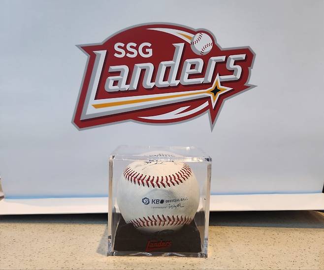 13일 SSG가 최정이 친 개인 통산 500호 홈런볼을 습득한 인천 시민 조상현씨에게 기증받아 공개한 최정의 개인 통산 500호 홈런공./배준용 기자