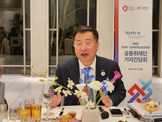 강경성 대한무역투자진흥공사(코트라) 사장이 12일 일본 오사카에서 '2025 오사카 엑스포'의 파급 효과에 대해 설명하고 있다./이인아 기자