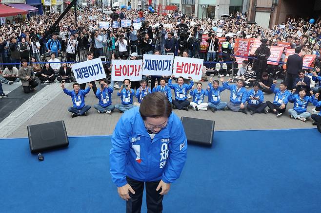 더불어민주당 이재명 대선 후보가 13일 '보수의 심장'이라고 불리는 대구광역시의 동성로 거리에서 열린 집중 유세에서 연설을 마친 뒤 인사하고 있다. /연합뉴스