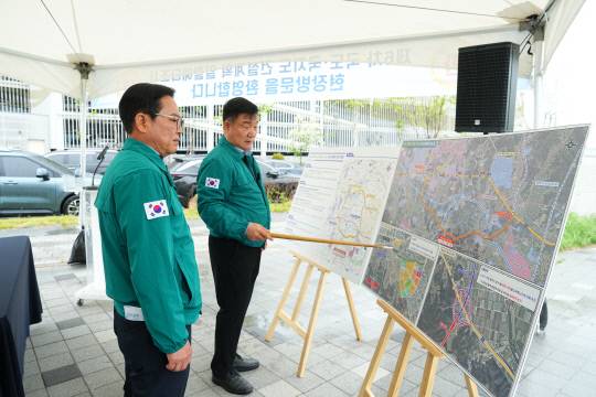 김석필 천안시장 권한대행(왼쪽)이 국도.국지도 건설계획 일괄예비타당성조사 현지조사 현장에서 담당자로부터 설명을 듣고 있다.