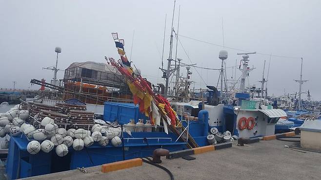 13일 오후 제주 서귀포 남서쪽 약 563㎞ 해상에서 29톤급 모슬포 선적 887어진호(승선원 8명)가 침몰해 해경이 인명구조에 나섰다. 사진은 포구에 정박 중인 887어진호. (제주해경 제공) 2025.5.13