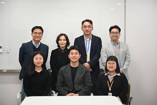 뒷줄 오른쪽부터 남영도 한국식품연구원 정밀식이연구단장, 김광순 포스텍 생명과학과 교수, 이상남 엔테로바이옴 연구소장, 서재구 대표, 앞줄 오른쪽부터 송은지 식품연 연구원, 홍문기 엔테로바이옴 선임연구원, 윤혜진 포스텍 생명과학과 박사과정생. 식품연 제공