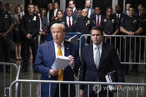 작년 5월 14일, 뉴욕 맨해튼 법원 앞에서 토드 블랜치 변호사와 함께 선 당시 도널드 트럼프 미국 대통령 후보. AP=연합뉴스