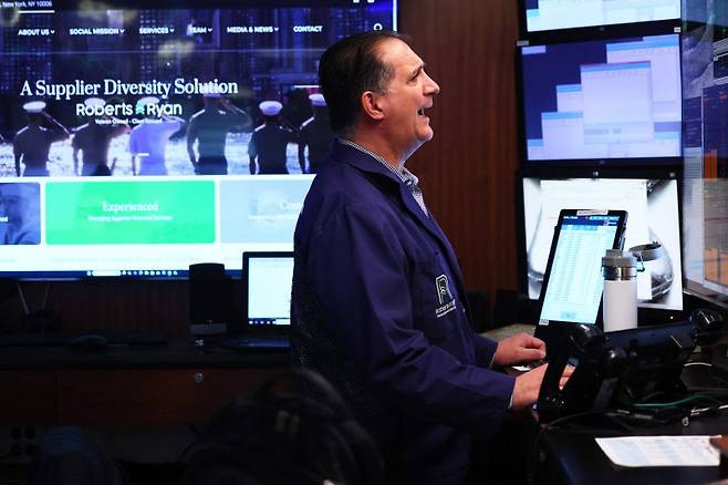 미국과 중국이 주말 협상에서 대규모 관세를 90일간 유예하기로 하면서 뉴욕 증시의 판이 바뀌고 있다는 평가가 나오고 있다. 기술주 대표 낙관론자인 댄 아이브스 웨드부시증권 애널리스트는 12일(현지시간) 드림 시나리오가 현실이 됐다면서 엔비디아가 중단기 최대 수혜주가 될 것으로 기대했다. AFP 연합