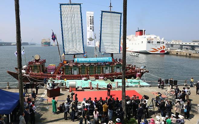 유인촌 문화체육관광부 장관이 13일 일본 오사카항에서 열린 '조선통신사선 오사카 입항식'에 참석해 축사를 하고 있다.(사진=문체부 제공)
