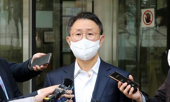 뇌물수수 혐의로 기소됐던 김형준 전 부장검사가 2022년 11월9일 오전 서울 서초구 서울중앙지법에서 열린 1심 선고에서 무죄 판결을 받은 뒤 취재진의 질문에 답하고 있다. 연합뉴스