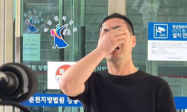 13일 오후 강원 강릉시 난곡동 춘천지법 강릉지원 앞에서 고 이도현 군 아버지 이상훈씨가 재판을 마친 뒤 오열하고 있다. 연합뉴스