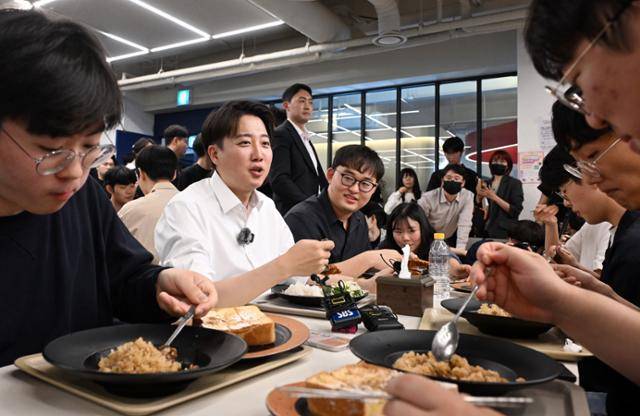 이준석 개혁신당 대선 후보가 13일 '학식먹자 이준석' 행사가 열린 대구 경북대학교에서 학생들과 학식을 먹으며 대화하고 있다. 대구=연합뉴스