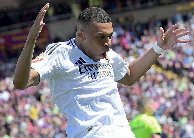 <yonhap photo-5332=""> Real Madrid's French forward #09 Kylian Mbappe celebrates after converting a penalty to score their first goal during the Spanish league football match between FC Barcelona and Real Madrid CF at Estadi Olimpic Lluis Companys in Barcelona, on May 11, 2025. (Photo by Josep LAGO / AFP)/2025-05-11 23:42:15/ <저작권자 ⓒ 1980-2025 ㈜연합뉴스. 무단 전재 재배포 금지, AI 학습 및 활용 금지></yonhap>