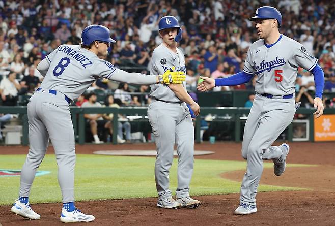 <yonhap photo-2848=""> PHOENIX, ARIZONA - MAY 09: Freddie Freeman #5 of the Los Angeles Dodgers high fives Enrique Hern?ndez #8 and Austin Barnes #15 after scoring a run against the Arizona Diamondbacks during the third inning of the MLB game at Chase Field on May 09, 2025 in Phoenix, Arizona. Christian Petersen/Getty Images/AFP (Photo by Christian Petersen / GETTY IMAGES NORTH AMERICA / Getty Images via AFP)/2025-05-10 12:15:19/ <저작권자 ⓒ 1980-2025 ㈜연합뉴스. 무단 전재 재배포 금지, AI 학습 및 활용 금지></yonhap>