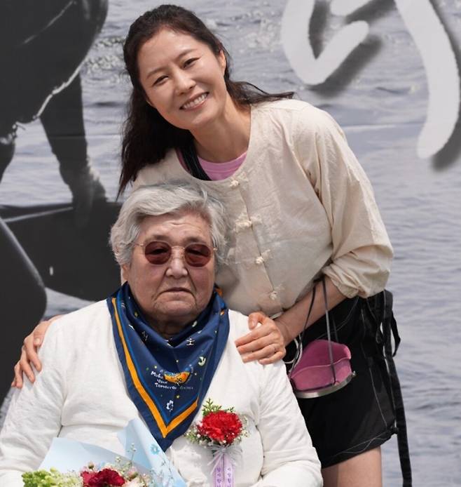 김녕리 은퇴 해녀들과 문소리 배우가 함께 기념촬영하고 있는 모습. (제주해녀문화협회 제공)