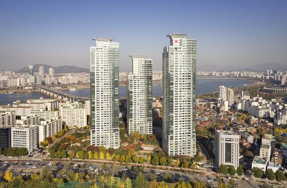 서울 강남구 삼성동에 위치한 아이파크삼성. 2017년에 찍은 사진이라 왼쪽으로 홍실아파트(현 아크로삼성)가 보인다. 중앙포토