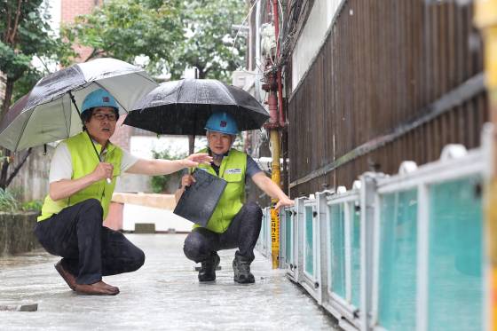 지난해 7월 서울 관악구 한 주택가에서 서울시건축사회 소속 건축사들이 침수 우려 반지하 가구를 점검하고 있다. 연합뉴스