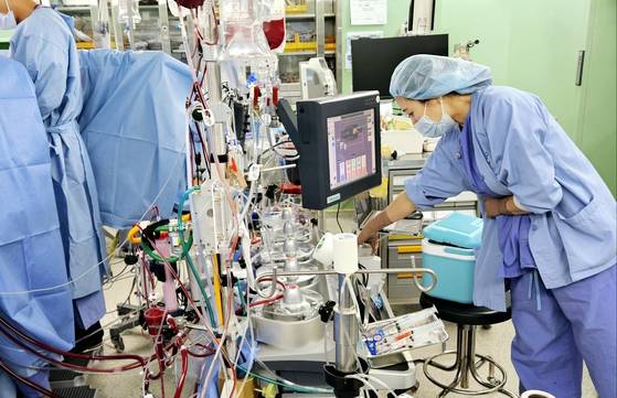 오지영 체외순환사가 심장 수술 도중 인공심폐기를 조작하고 있다. 심장 수술 때 체외순환사가 다루는 기기는 인공심폐기·자가수혈장치·체온조절기 등 10개가 넘는다. 체크할 모니터도 6개 이상이다. 채혜선 기자