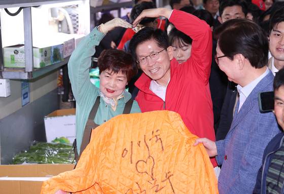 제21대 대통령 선거 공식 선거운동이 시작된 12일 오전 김문수 국민의힘 대선 후보가 서울 송파구 양재대로 가락시장을 방문해 상인들과 인사하고 있다. 임현동 기자