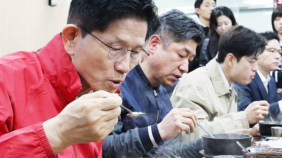 김문수 국민의힘 대선 후보가 제21대 대통령 선거 공식 선거운동이 시작된 12일 새벽 서울 송파구 양재대로 가락시장을 방문해 상인들과 순대국밥을 먹고 있다. 뉴스1