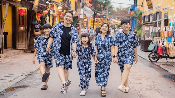 보건복지부 제20회 입양의날 행사에서 국무총리표창을 받은 이보람(40)씨 부부가 지난해 겨울 베트남 다낭에서 찍은 가족사진. 왼쪽부터 둘째 아들 이하루(13)군과 이씨, 하린(10)양, 이씨 아내 김보람(40)씨, 첫째아들 이하리(15)군. 독자 제공