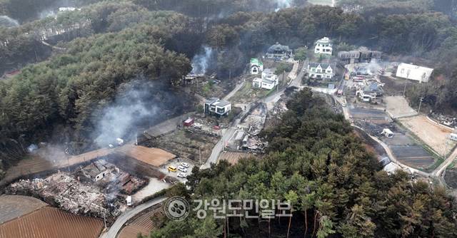▲ 강릉 경포산불로 경포동 인근의 펜션들이 화마에 휩쓸려 폐허처럼 변해있다. 본사DB