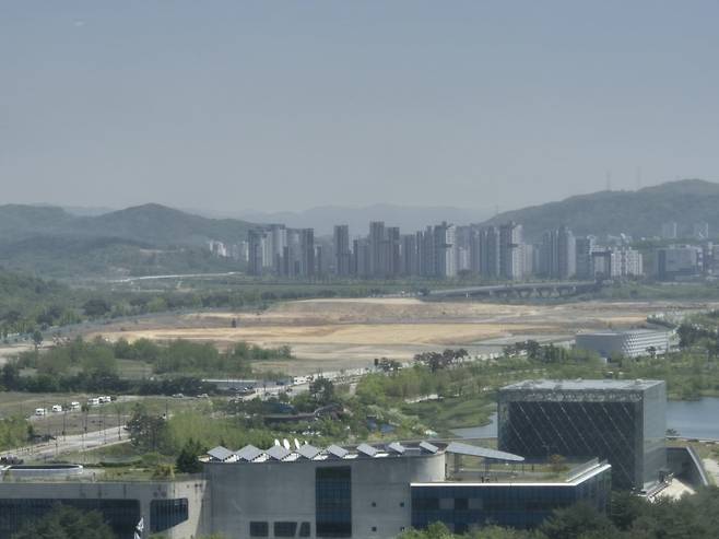 정부세종청사 중앙동에서 본 국회의사당과 대통령 집무실 예정 부지. 세종=정영효 기자