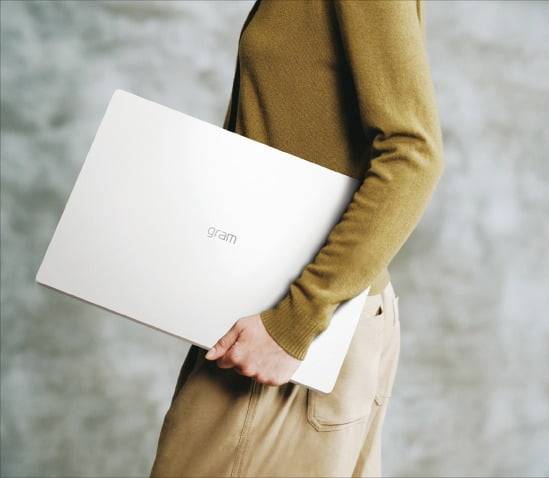 LG 그램 AI를 충전기 없이 휴대하는 모습. 72Wh 대용량 배터리와 AMD CPU의 높은 전력 효율로 완충 시 최대 27시간 사용 가능하다. /LG전자 제공