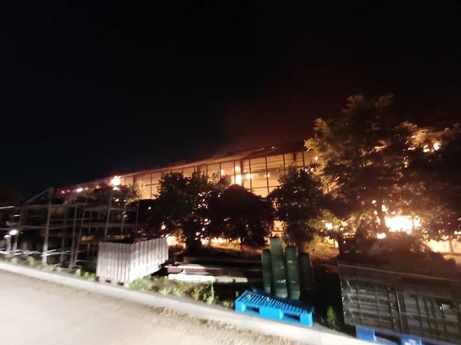 불이 난 식물원. 아산소방서 제공