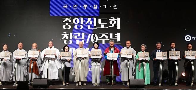 From fifth from left: Seol Nan-young, wife of People Power Party presidential candidate Kim Moon-soo: Ven. Jinwoo, president of the Jogye Order of Korean Buddhism; Kim Hye-kyung, wife of Democratic Party of Korea candidate Lee Jae-myung; Jung Won-ju, president of the Lay Buddhist Association and the chairman of Herald Corp., and members of the executive board of the Lay Buddhist Association pose for a photo during a ceremony held in Jung-gu, Seoul, Monday. (Lee Sang-sub/The Korea Herald)