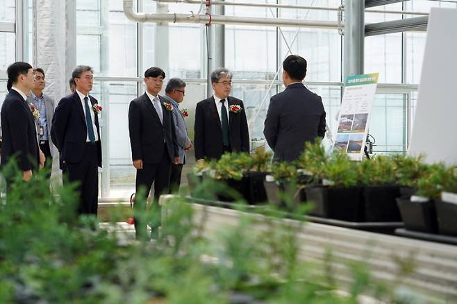 13일 준공한 국립세종수목원 자생식물종자공급센터를 살펴보는 임상섭 산림청장(오른쪽 두번째). 산림청