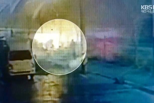 지난 3월 2일 밤 충남 서천군 사곡리의 한 인도에서 살인 피의자 이지현(오른쪽)이 우산을 쓴 채 걸어가는 피해자를 발견하고 뒤쫓는 모습. KBS 보도화면 캡처