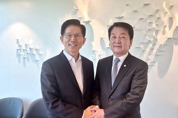 국민의힘 김문수 대선 후보가 7일 서울 여의도 모처에서 안철수 의원을 만나 기념촬영하고 있다. 연합뉴스