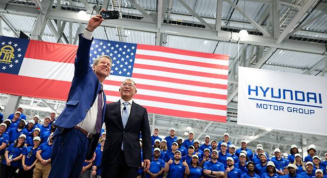 지난 3월 미국 조지아주 브라이언 캠프 조지아 주지사와 정의현 현대차그룹 회장이 메타플랜트 근로자들이 지켜보는 가운데 셀카를 찍고 있다. <사진=현대차그룹>