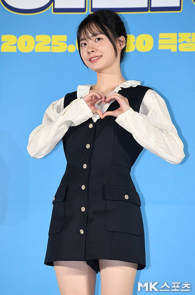 러플 장식의 카라와 골드 버튼 디테일은 클래식한 감성을 더했고, 다리가 돋보이는 미니 원피스로 발랄한 분위기까지 자아냈다. 사진=천정환 기자