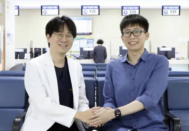 낙뢰에 맞은 후 40여 분간 심장이 멈춘 김관행씨(사진 오른쪽)가 그를 되살린 조용수 교수와 함께 손을 맞잡고 사진촬영하고 있다./사진=전남대병원