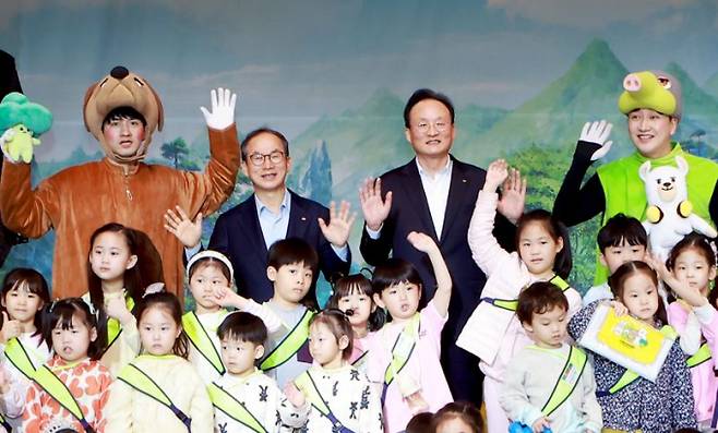 KB금융그룹이 지난 2일 서울 여의도 국민은행 신관에서 연 어린이날 행사에서 양종희 KB금융그룹 회장(뒷줄 왼쪽 두 번째)과 이환주 국민은행장(세 번째)이 아이들과 기념촬영하고 있다. /사진=KB금융그룹 제공